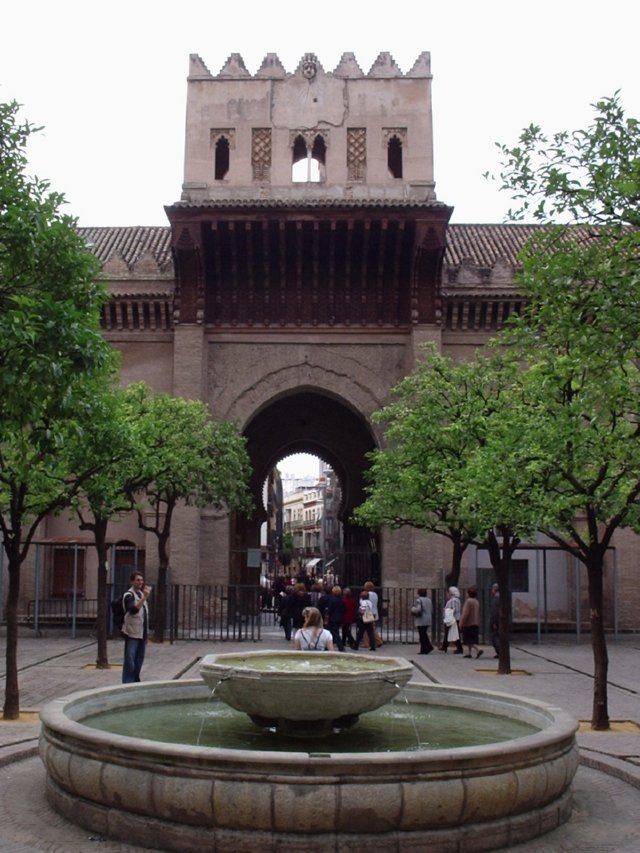 P5200303 puerta del perdon vanuit Patio de los naranjos  - Catedral de Sevillla - Sevilla